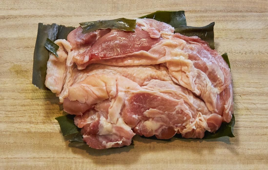 ⑤一晩たつと昆布の旨味が染み込んで、鶏肉がしっとりしてくる。さらに熟成させるなら、もう一晩ねかせる。