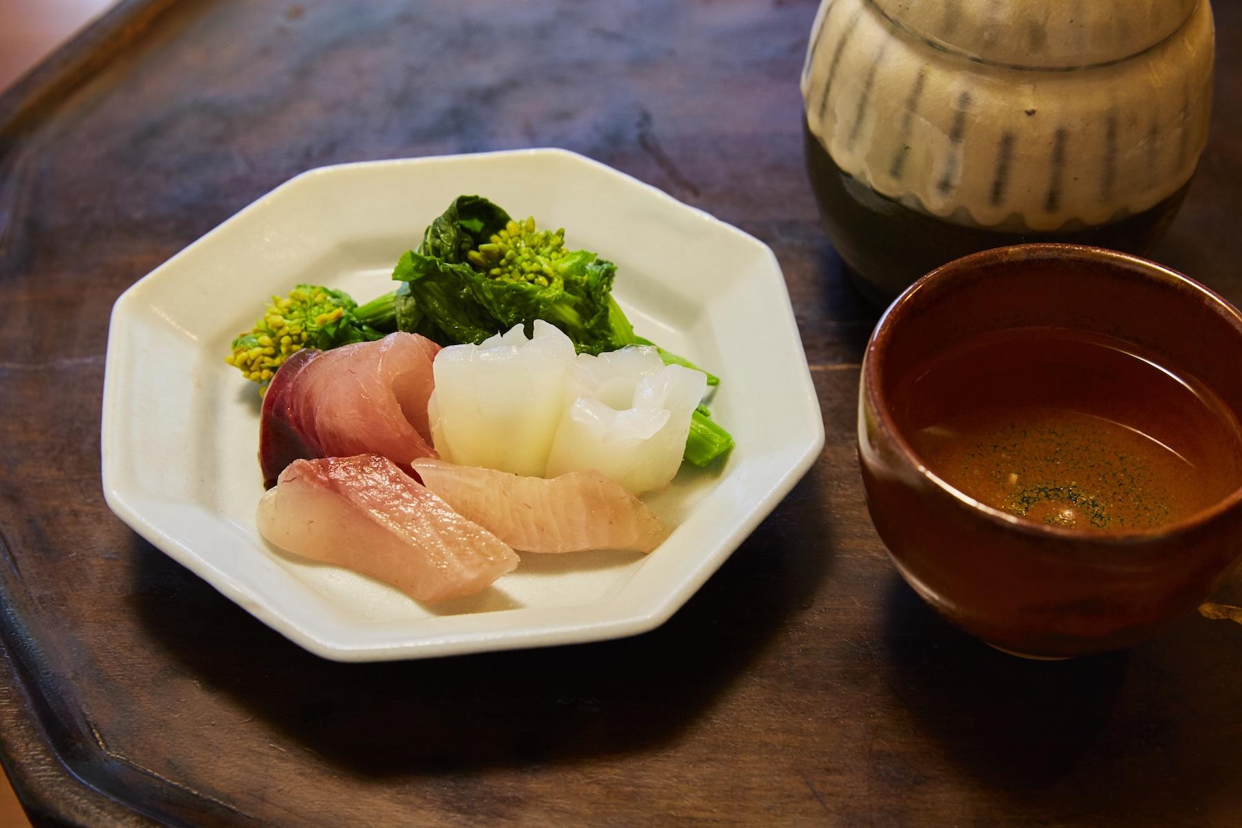 食べきれなかった刺身も、昆布で〆れば翌日、バージョンアップしてもう一度ご馳走に。昆布の旨味がしみ込んでねっとり、しっとり。昨日の刺身が、粋な晩酌のアテになる。