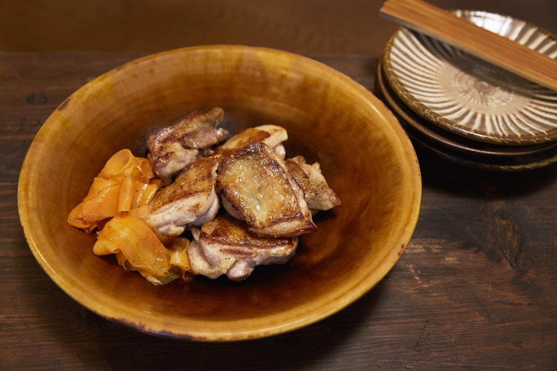 皮目がカリっと、肉はふっくら。パーフェクトなチキンソテーがカンタンにつくれるのは昆布〆の力。味つけは昆布まかせというカンタンさがいい。