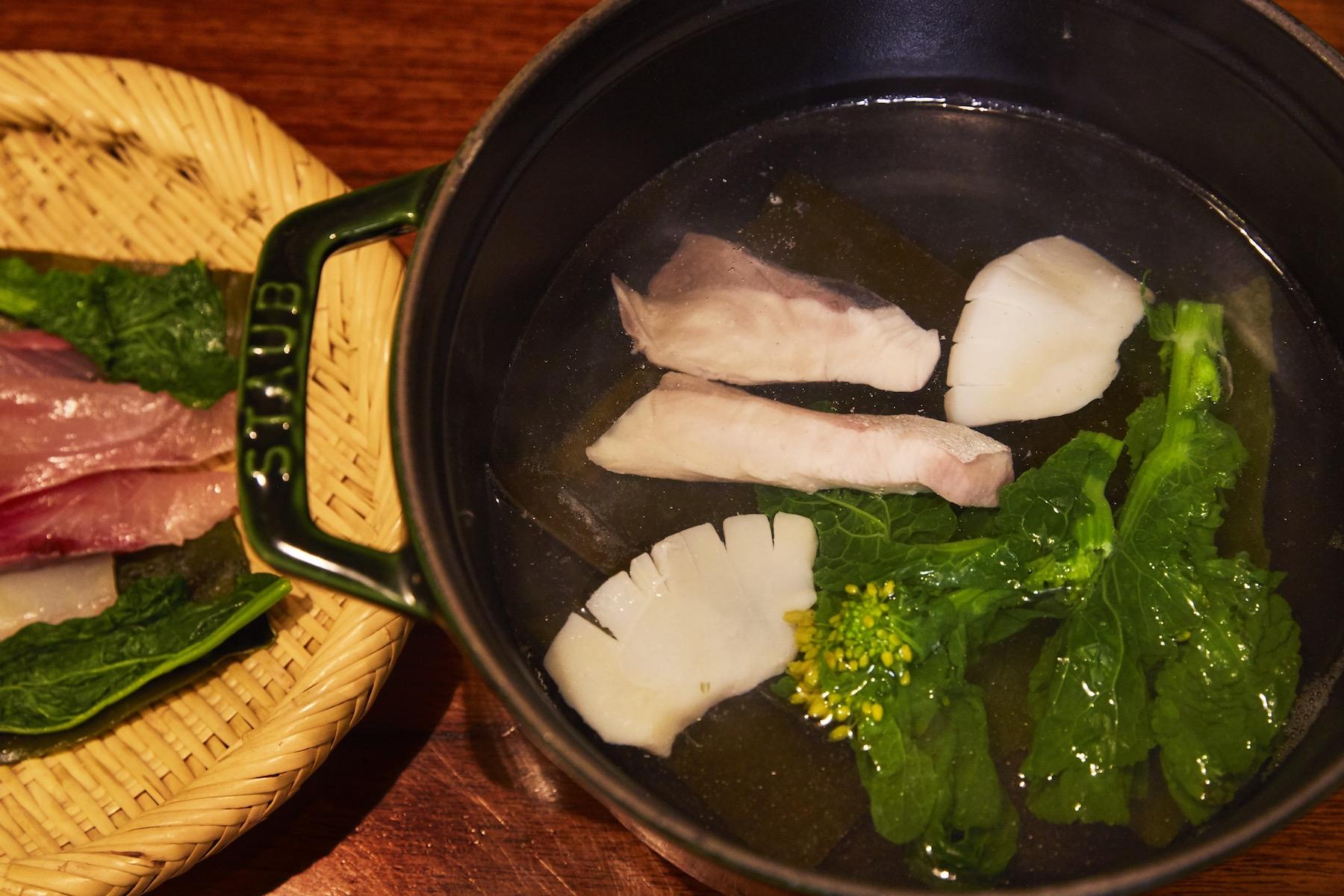 昆布〆に使った昆布で出汁をとるから一石二鳥のおいしさ。昆布で〆た刺身は、さっと湯通しするだけで、昆布のじんわりとした滋味をまとって、これまた乙な味。小鍋仕立てでおひとりさまの晩酌に。