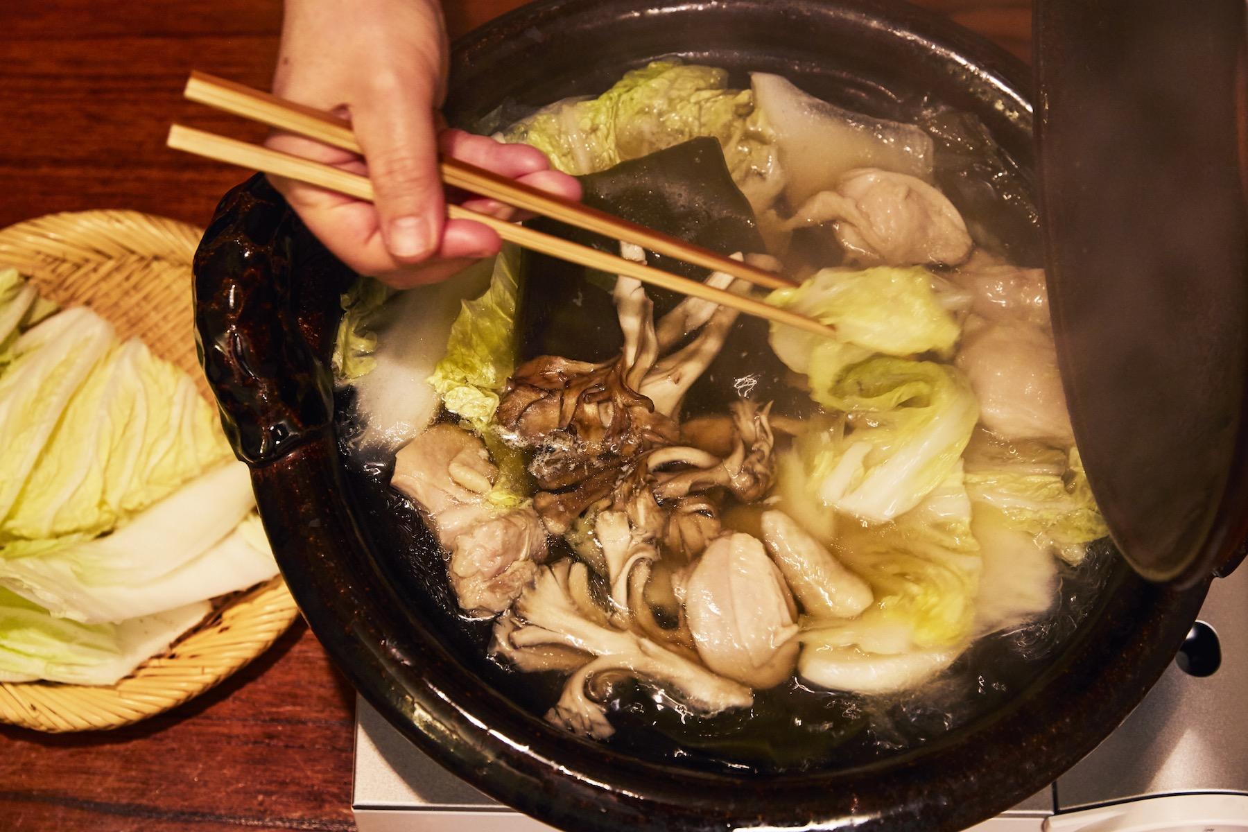 重層的な旨味が、いつもの鶏鍋とは別格。昆布で〆た鶏肉はしっとりと柔らかく、ひと口でじんわりと旨味が広がる。さらにきのこの旨味をプラスすれば、出汁は塩や醤油の味つけなしで十分おいしい。昆布の繊細な旨味を味わうには、野菜は白菜だけ。この上なくシンプルに!