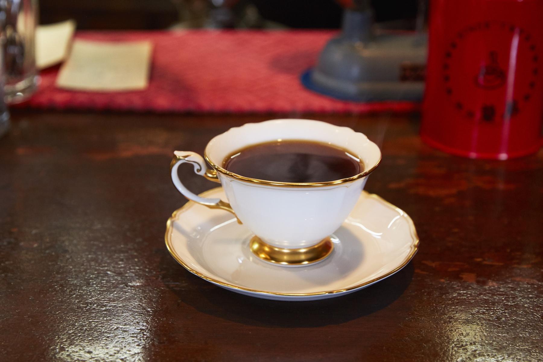 気品あふれる大倉陶園の器は、昭和喫茶の定番。把手に手を添え、ゆっくり口へと運べば、ああ、自分の人生に珈琲があってよかった、ありがたいなあと感謝の気持ちが湧いてくる。