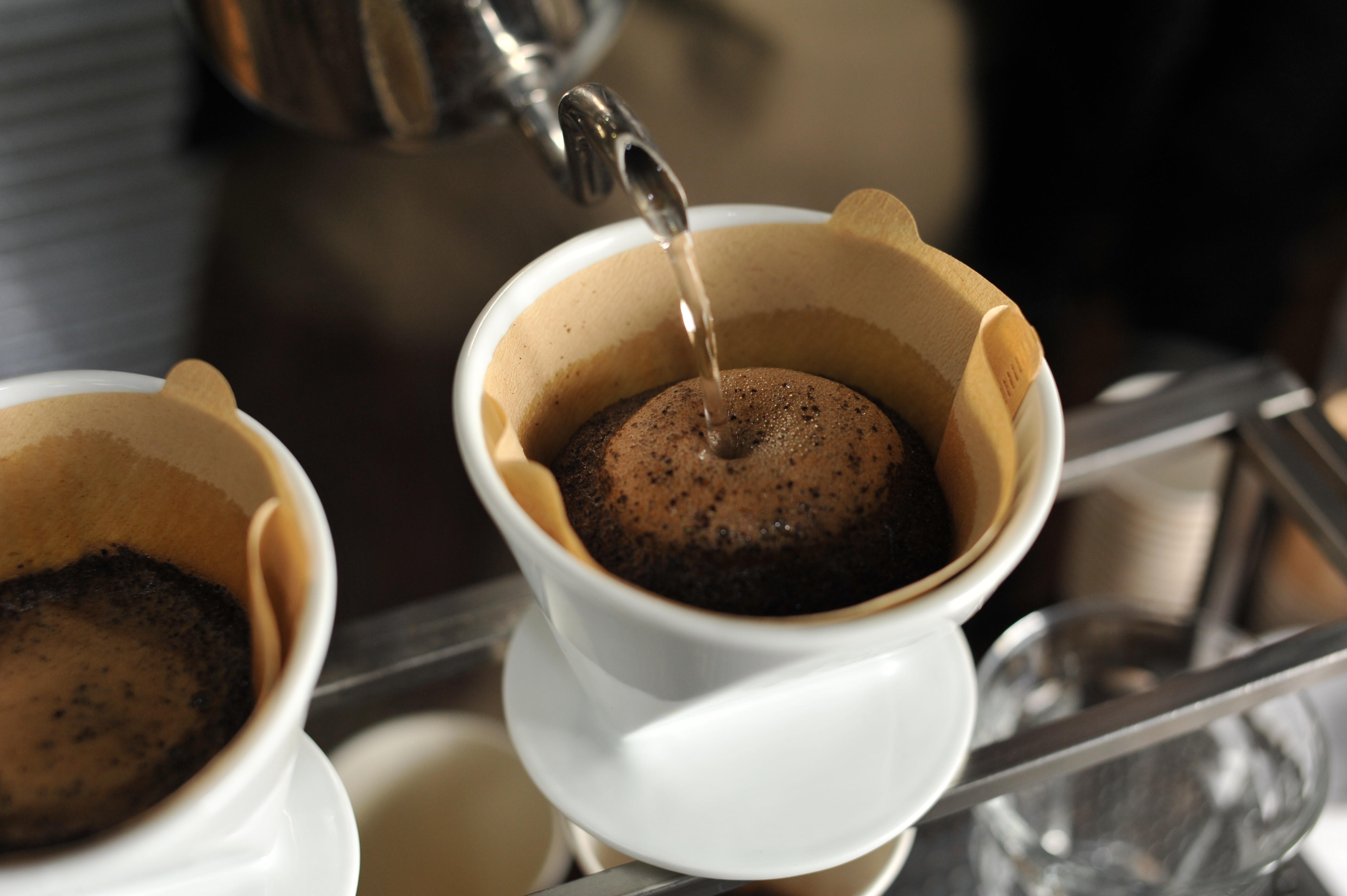 コーヒーを淹れる様子