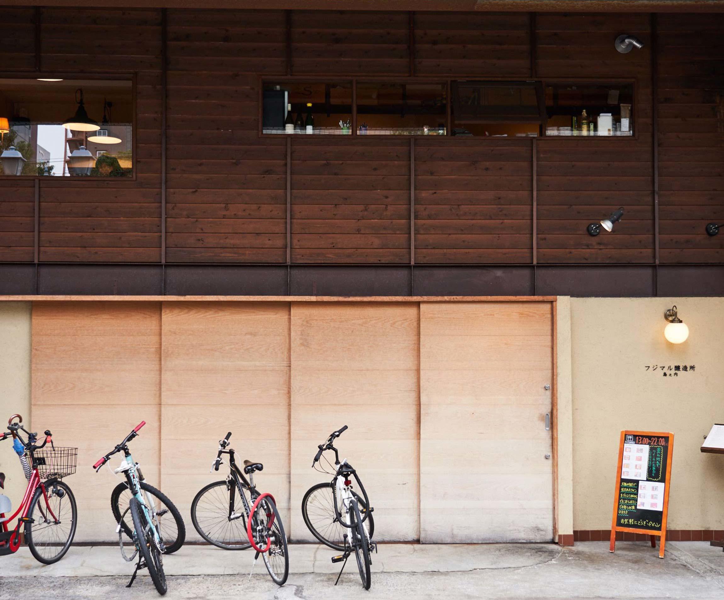 フジマル醸造所の入り口。オフィスビルの中にある。