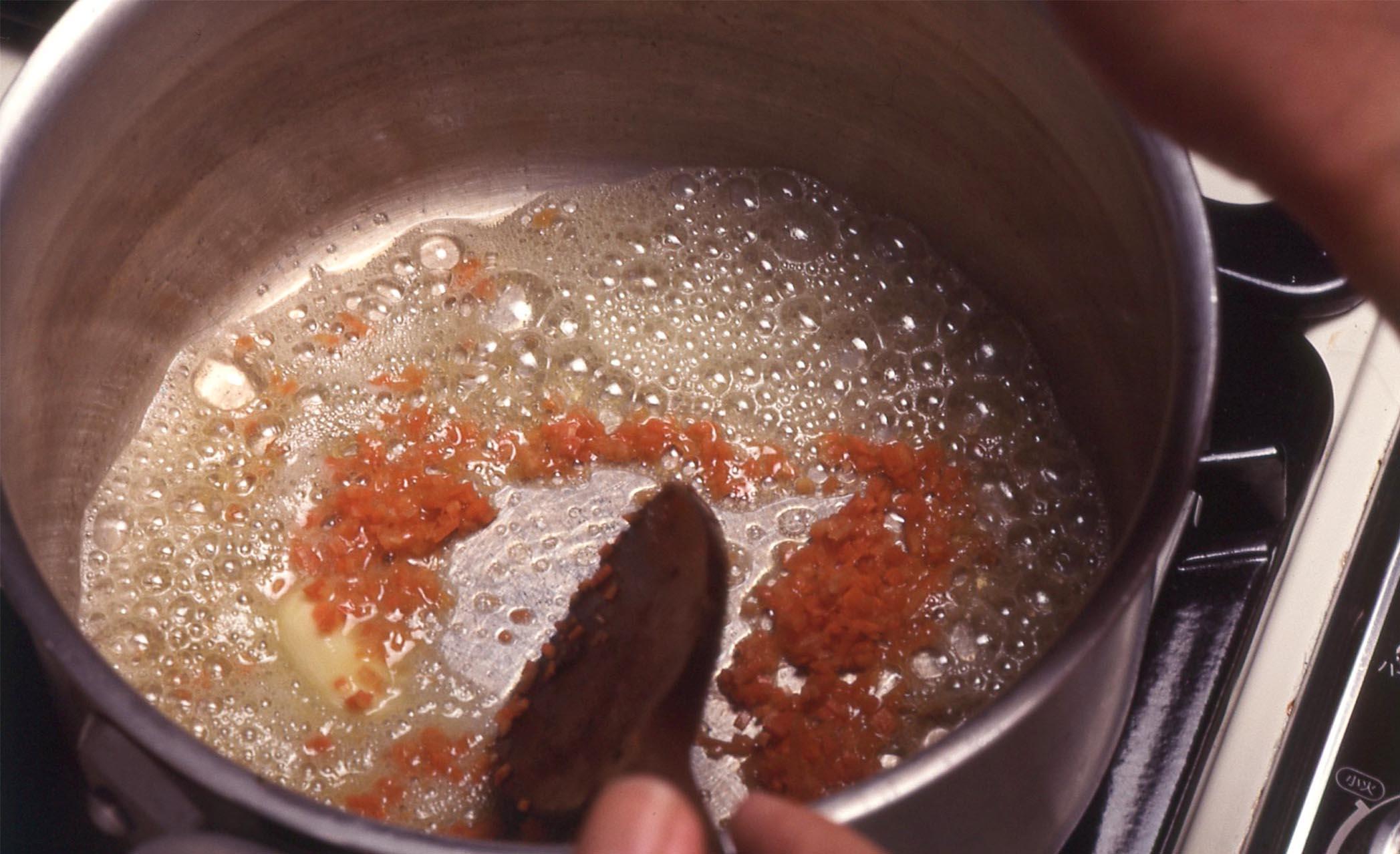 材料をバターで炒める