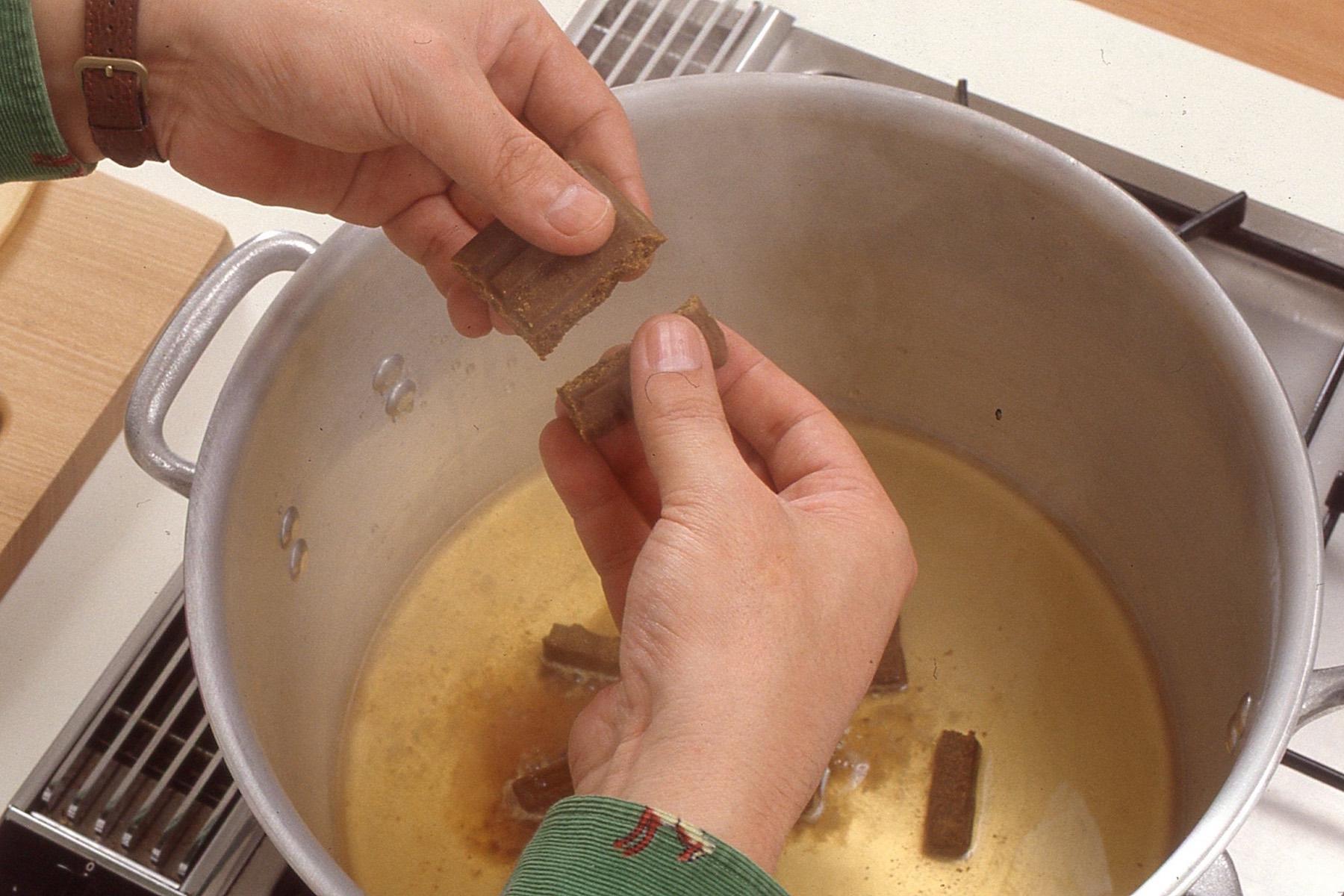 カレールウのメーカーは問わない。とにかくいちばん辛口のものを使うようにと、談四楼さんは主張する。