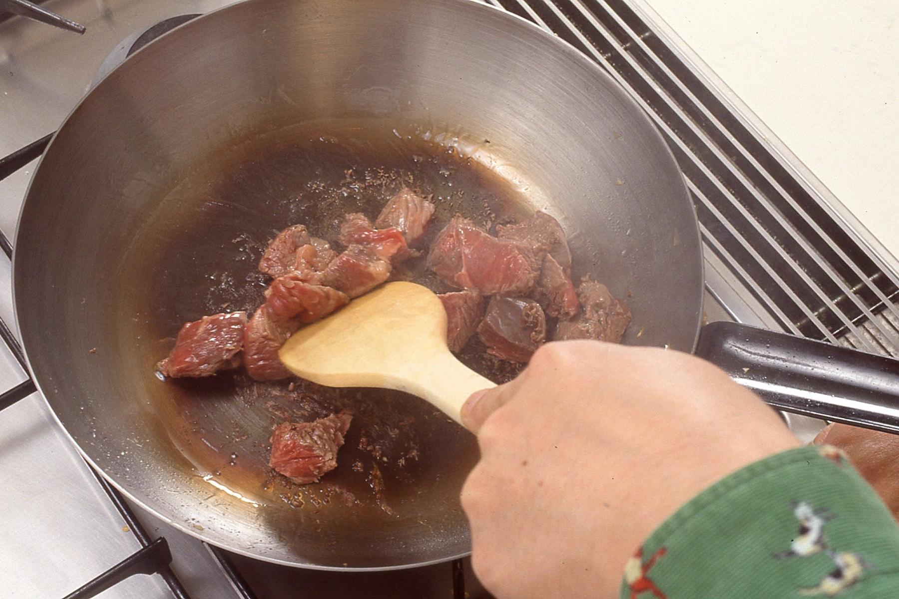 カレーに入れる牛肉の種類は、好みと予算の都合で決めよう。