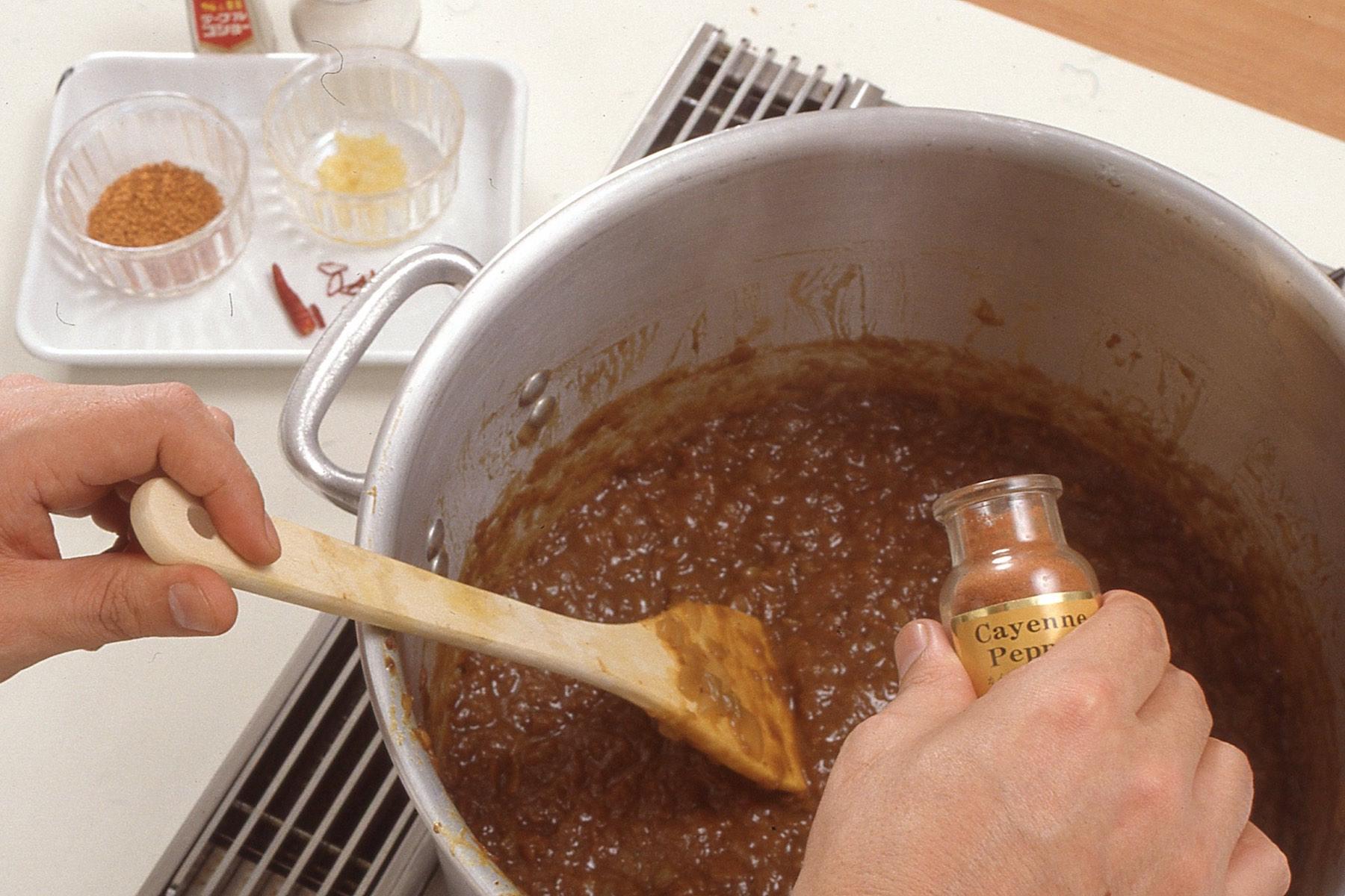 カイエンペッパーは玉ねぎの甘味に対抗するために多めが談四楼流。