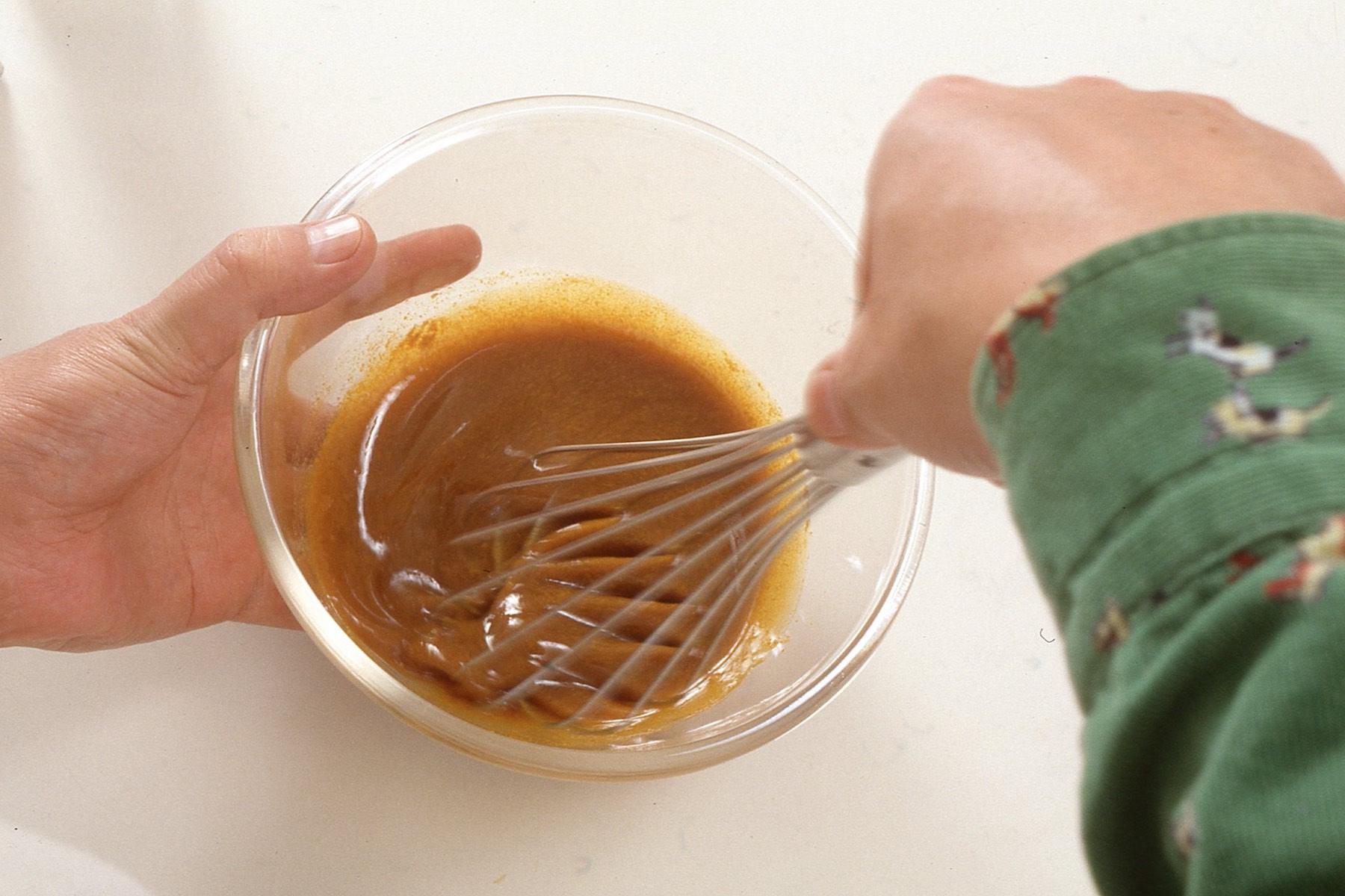 簡単につくれて、どんな野菜とも相性抜群のドレッシング。よくかき混ぜれば、でき上がり。