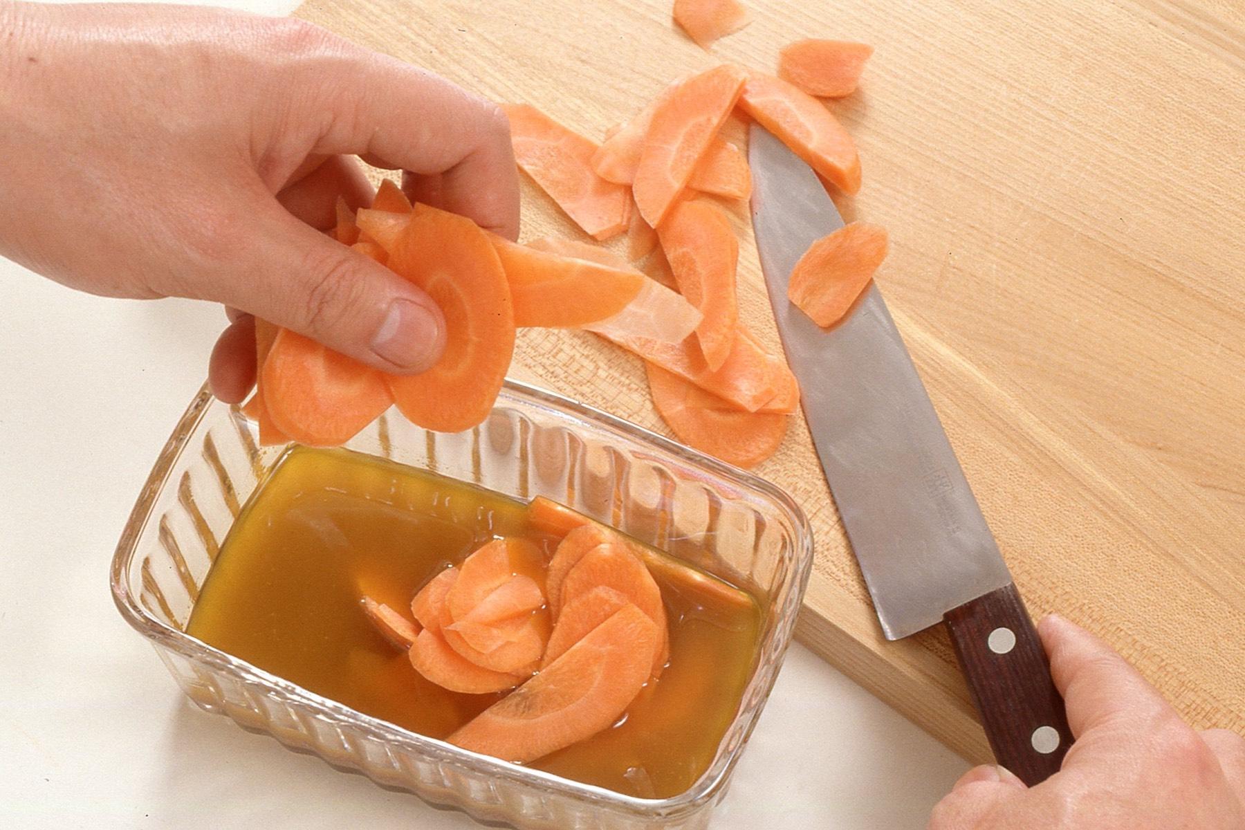 カレードレッシングに、1mm程度のはす切りにしたにんじんを漬け込み一晩おく。酒の肴にもなるオツな味である。