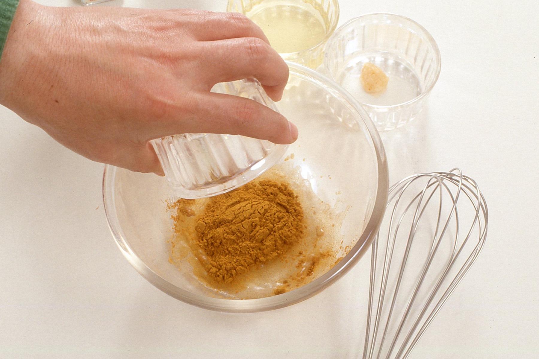 サラダオイルに酢、すりおろしたにんにく、顆粒ブイヨン、カレーパウダーを入れ、塩、胡椒で味をととのえる。