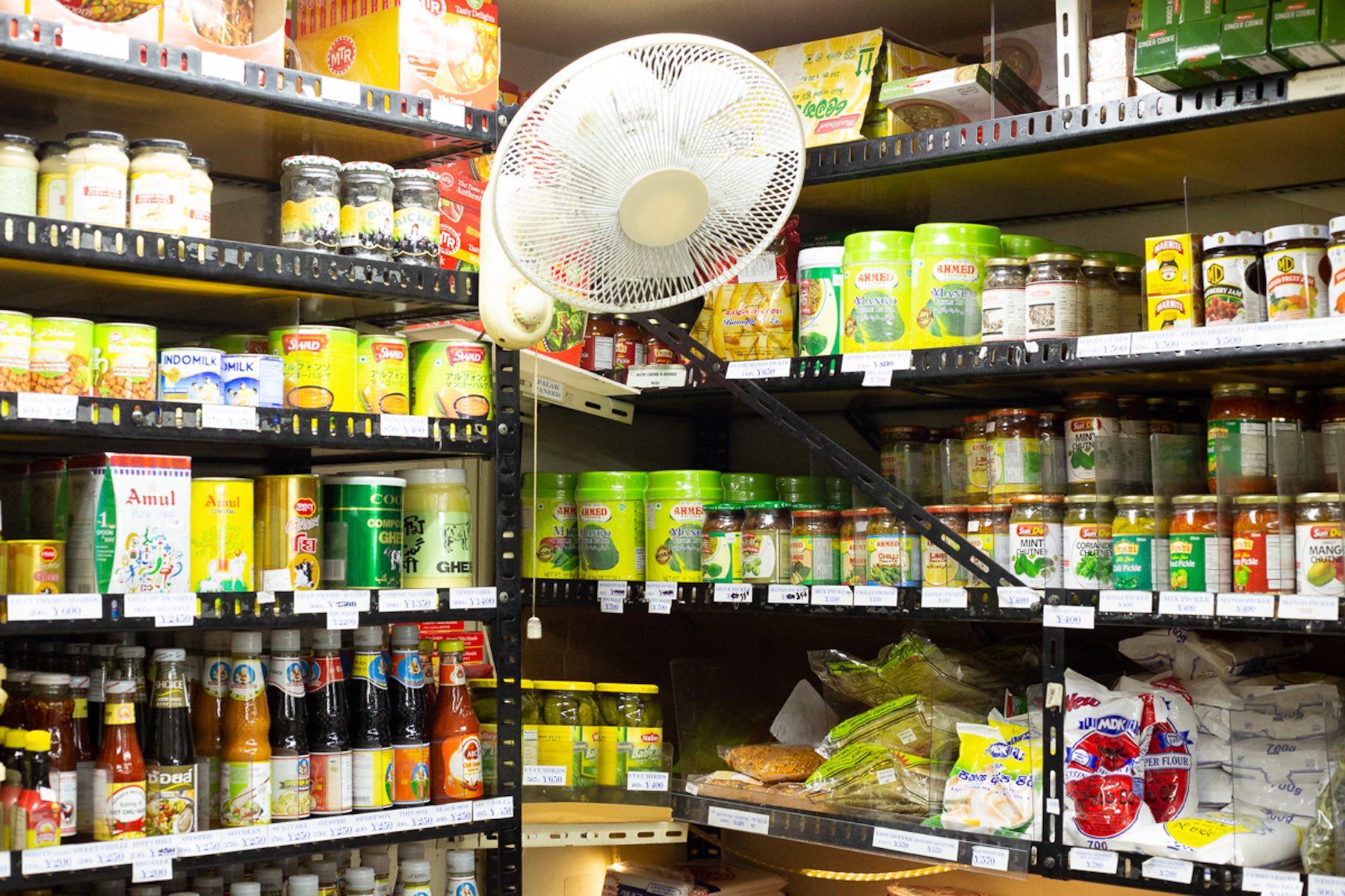 マンゴーピュレ、マンゴーピクルス、ミントチャツネ、コリアンダーチャツネ、タヒニ、徳用のギーなどなど。ショップ最深部の棚には、缶や瓶入りの食材がぎっしり。