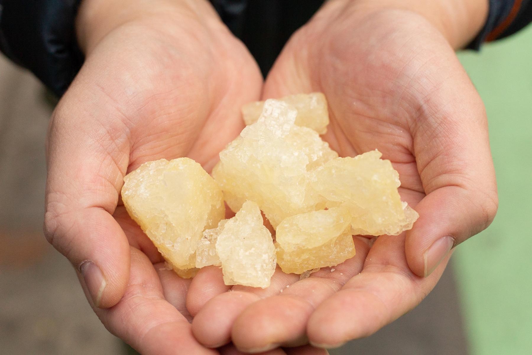 手練りでゴロッと結晶化させた砂糖 “タルミスリ”。100g120円。バングラデシュ産。