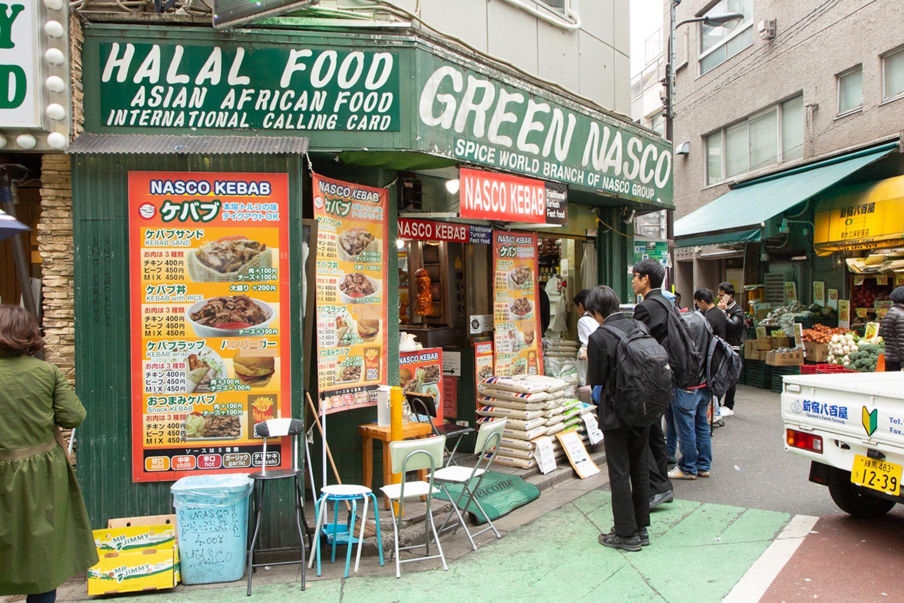 「グリーンナスコ」店頭。夕方になると威勢のいい声が聞こえ、イスラム横丁を盛り上げる。