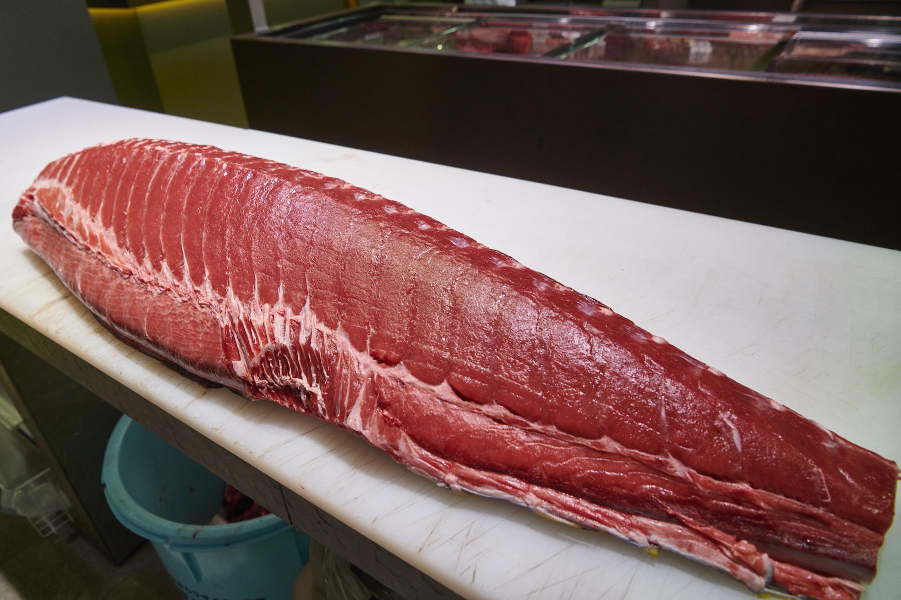 競り落とされるマグロは100kg超も少なくない。大きければいいというわけでもない。産地だけで評価できるものでもない。部位によっても、味わいはさまざま。自分の好みはマグロのどの部分なのか。そのことだけでもわかっていれば美味しいマグロに出逢える確率はより高くなる。