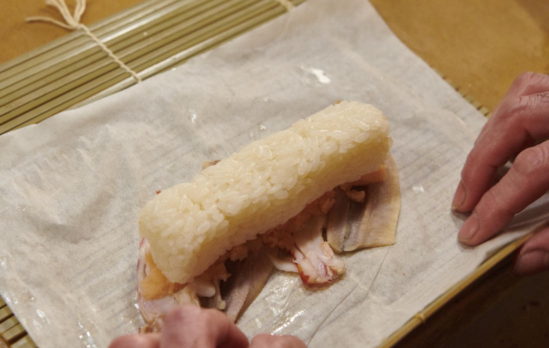 シャリをのせる