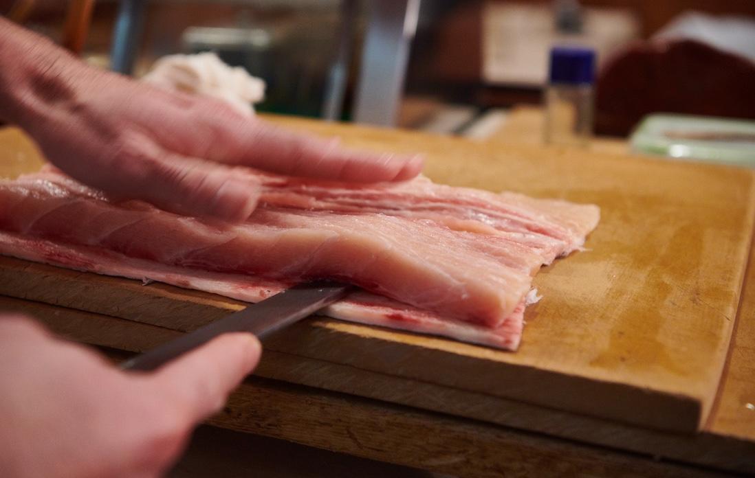 カジキが食べられなくなった理由は、マグロの台頭もあるが、下ごしらえが簡単ではないこともある。