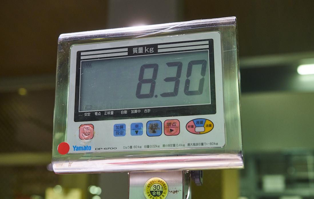 「㐂寿司」は週に1、2回のペースで5kgから10kg前後のマグロを「石司」で買い求める。この日は8.3kgだった。