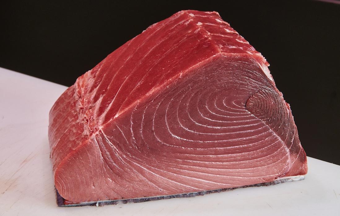 「㐂寿司」が求めるマグロを承知しているのが、豊洲市場のマグロ仲卸「石司」。この日、仕入れたマグロがこれ。