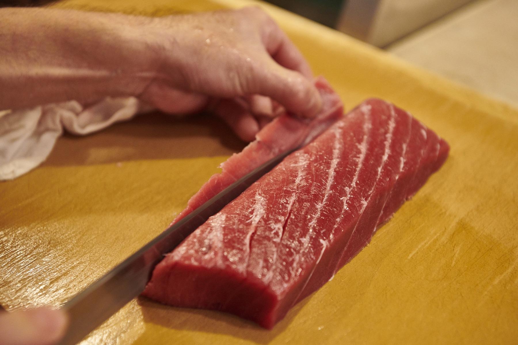 赤身でも部位によって包丁の入れ方が違ってくる。もちろん握り方も変わる。