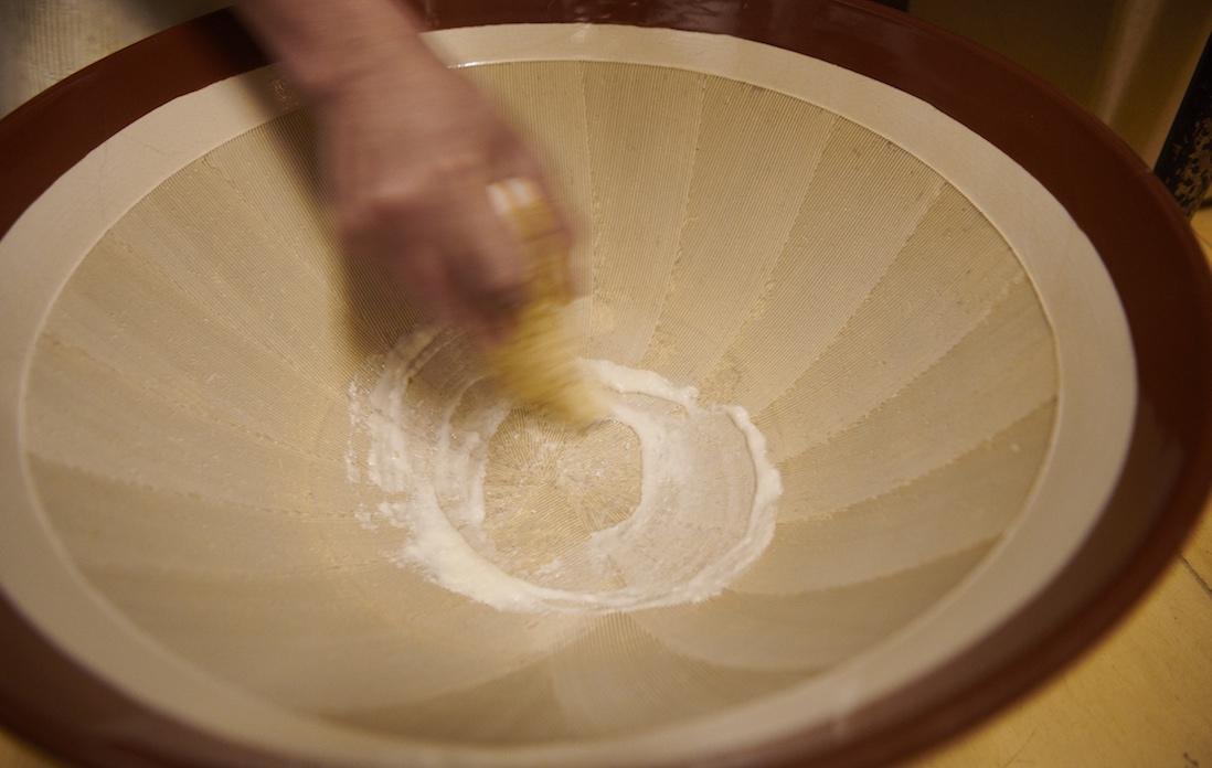 大和芋をすって、粘りをだす。