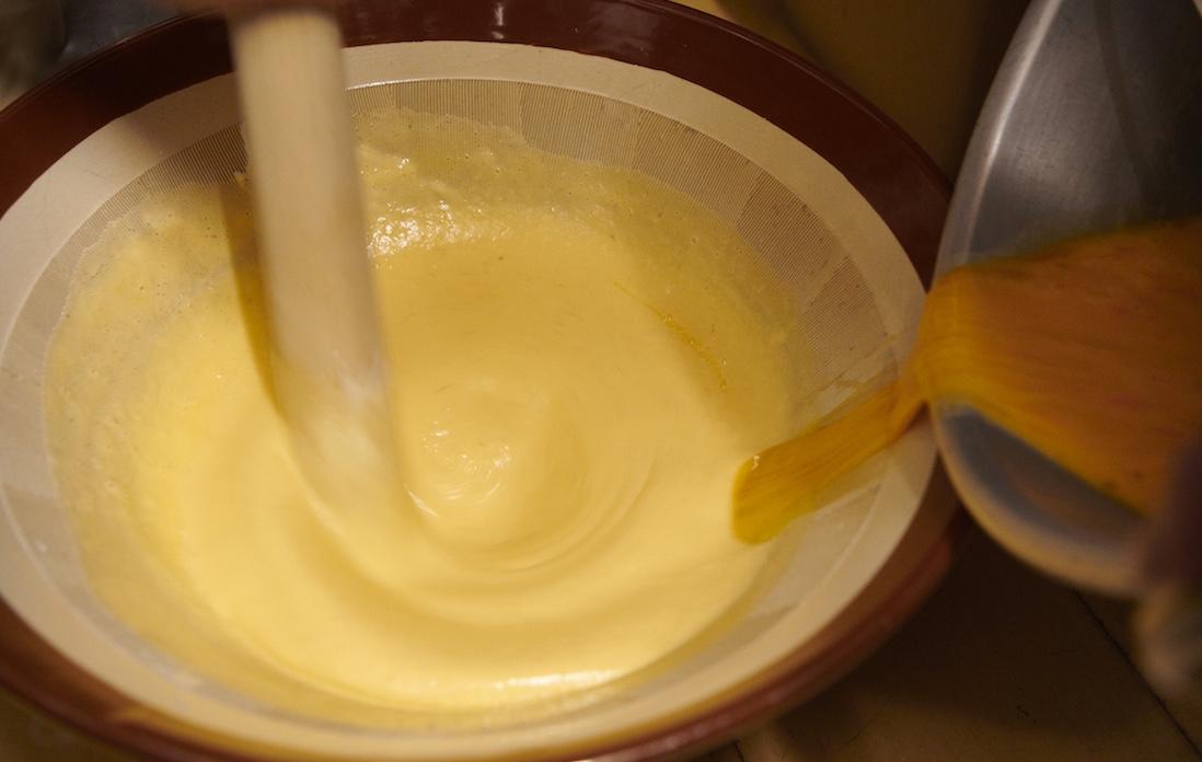 卵を加えて、さらにあたりをくわえる。砂糖を入れると粘りが出て、擂り粉木を握る手がとられるという。