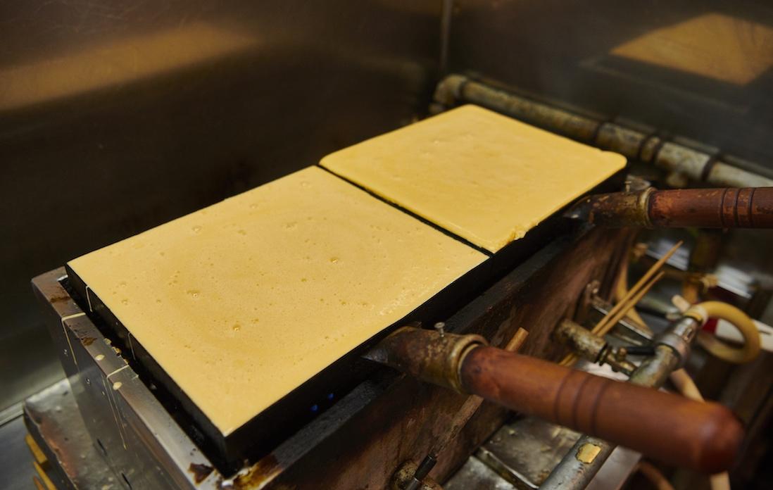 生地を鉄鍋に流し入れ、2枚の玉子焼きを同時に焼き始める。