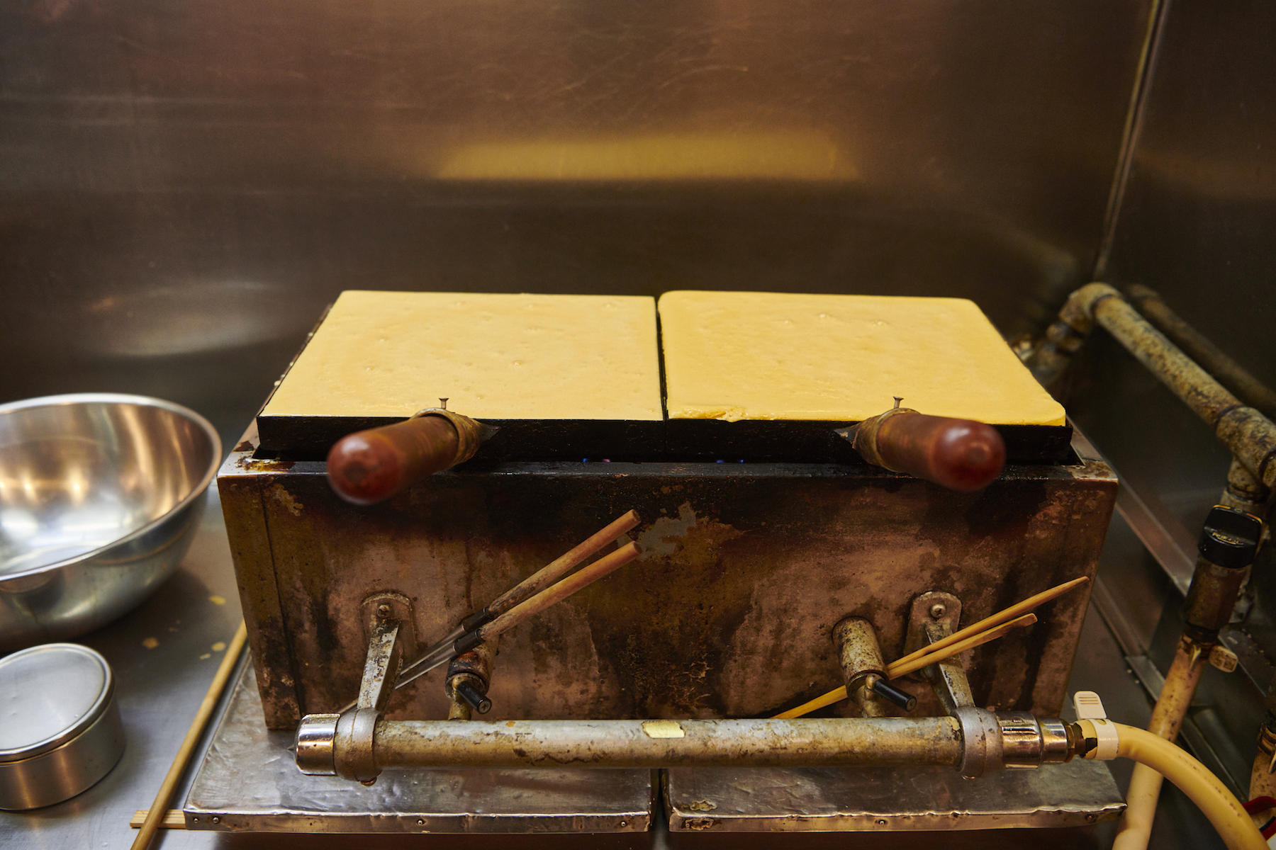 堂々とした佇まいの玉子焼き専用の鍋。一度に2枚の玉子焼きをつくる。