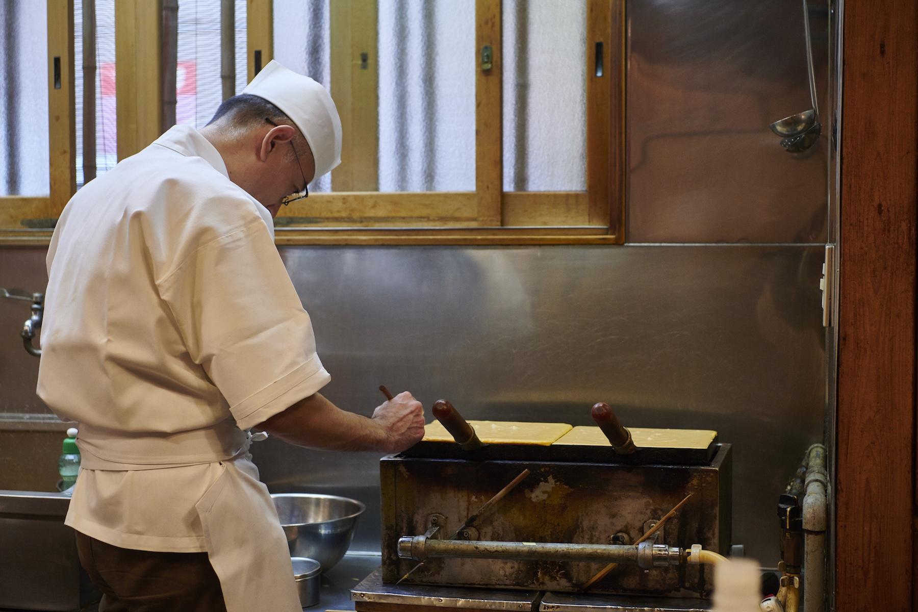 玉子焼きを仕上げる仕事は実に繊細。ちょっとのことで、色、形、硬さなどに違いが出る。焼き台の前に付きっ切りになる。