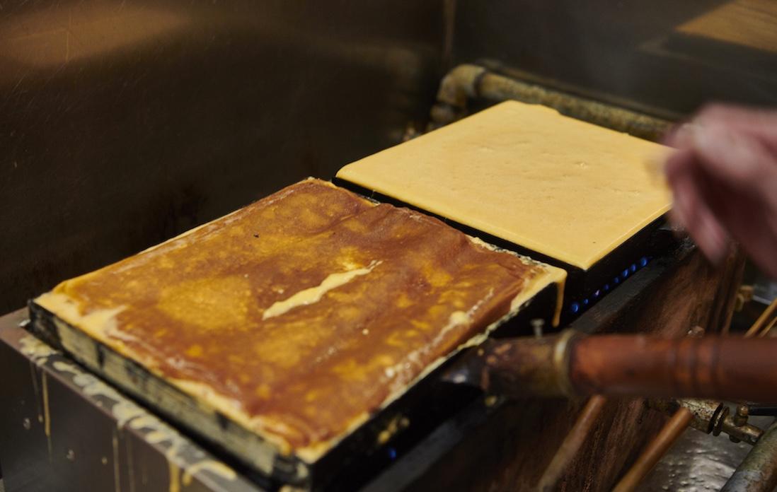 火の加減を変えながら、時間差で1枚ずつ順番に火を入れていく。