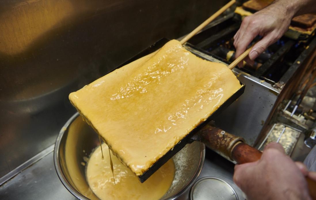 2本の菜箸を巧みに使って、両面を焼いていく。