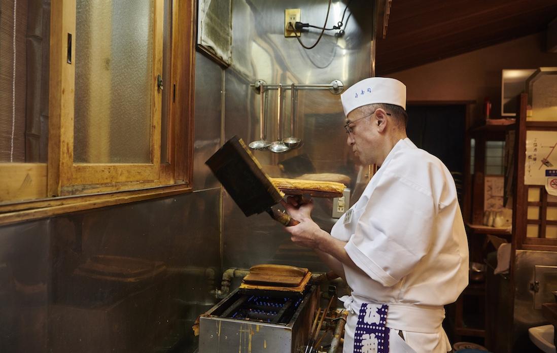 焼き上がりの具合は季節や湿度によって異なる。昔から変わらぬ手仕事。