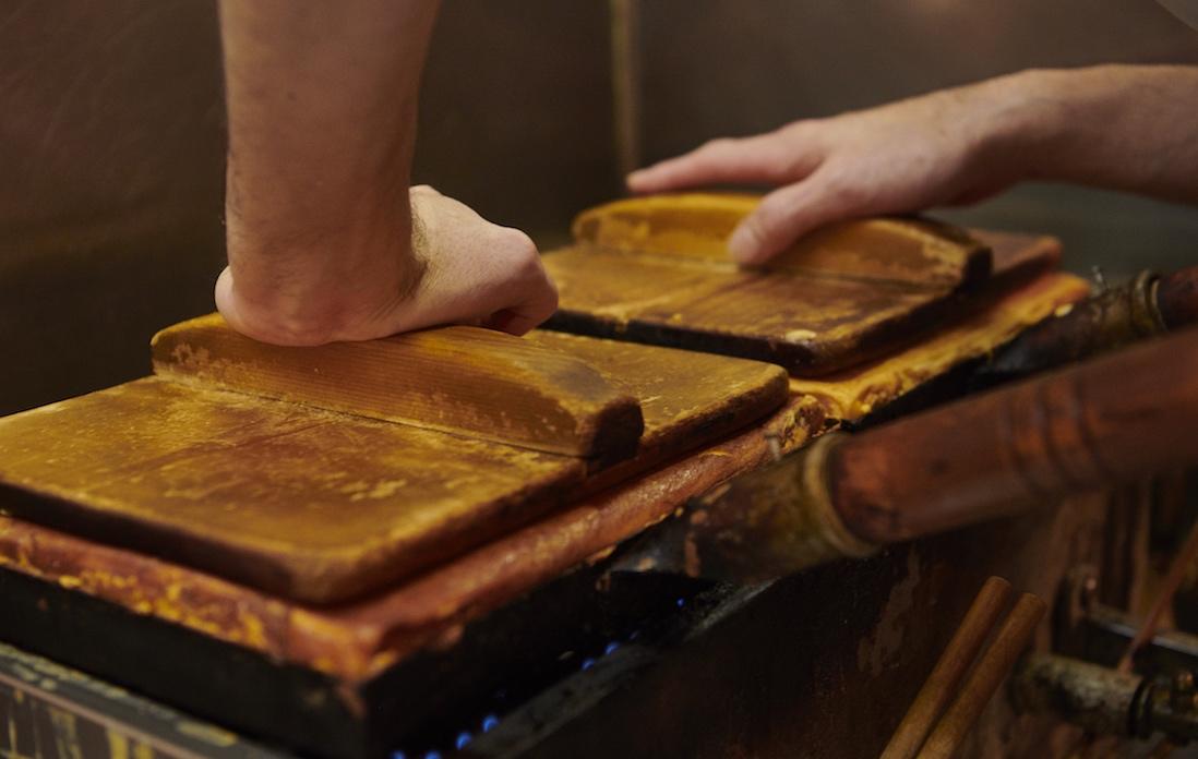 この段階では焼きは五分の状態。ここから、さらに熱を入れ続ける。