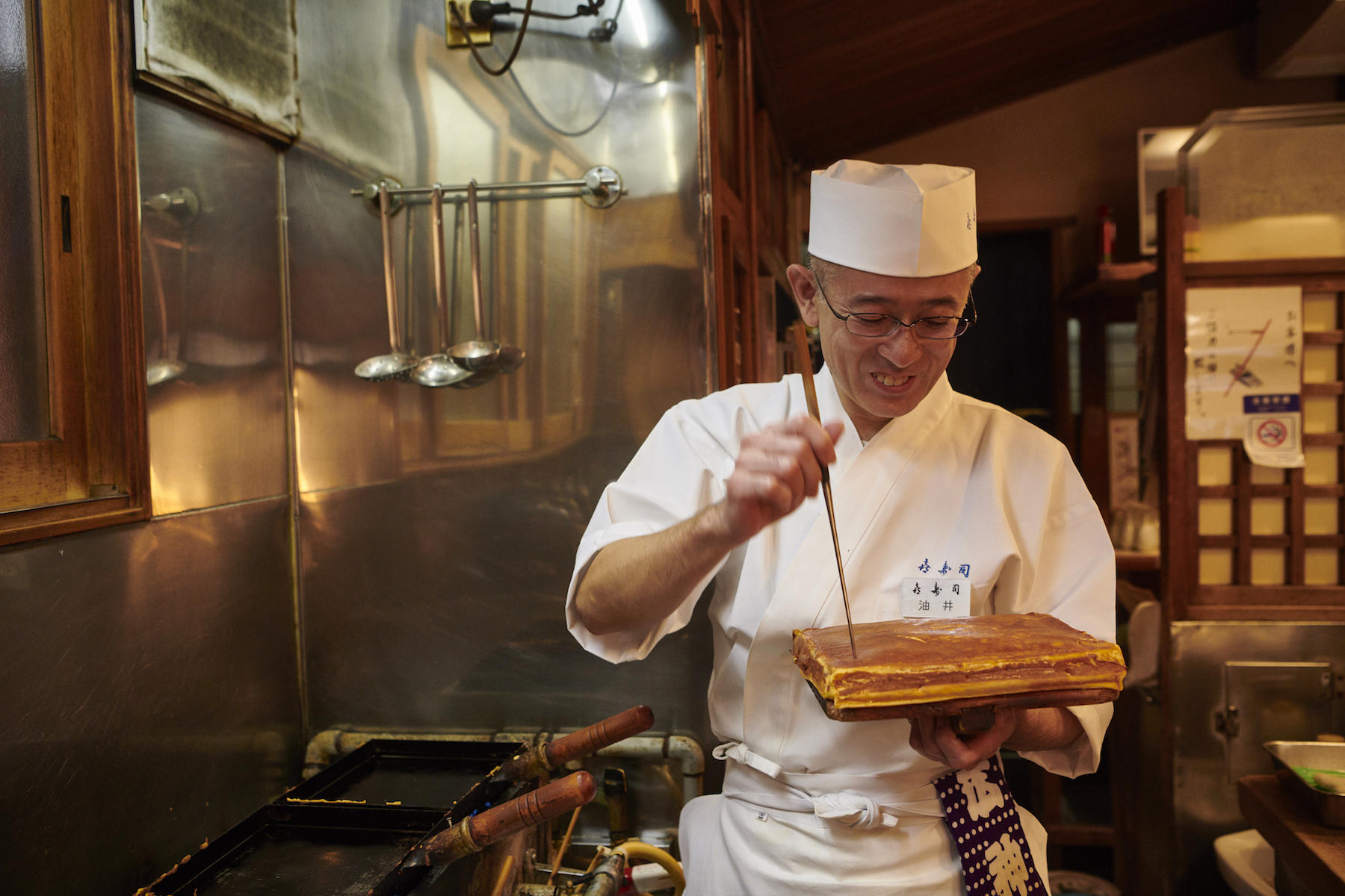 「20年以上、焼いていますが、気を抜くといまでもひっくり返すときに生地が割れたり、破れたりします。それを修復するのも技術なんですけどね」