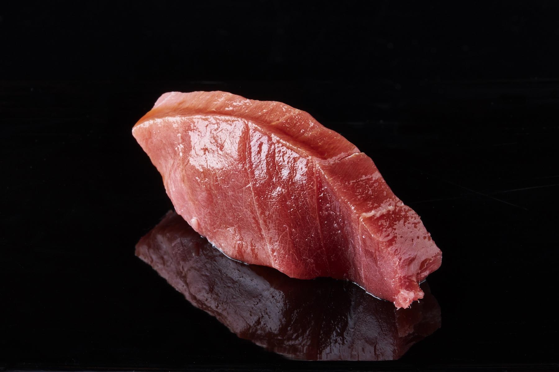 ヒレ下。赤身でありながら、トロのように柔らか。シャリをくるむような独特な握り方で供される。