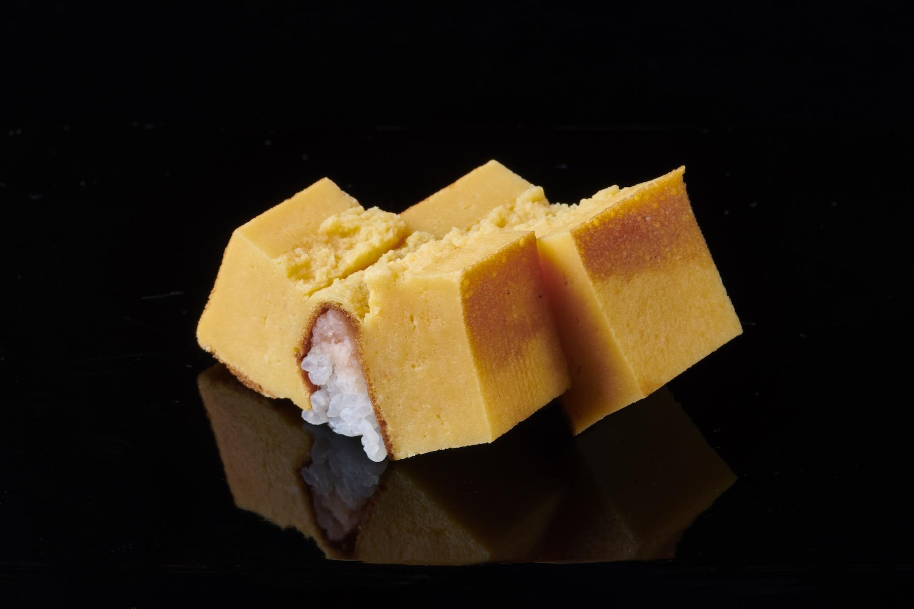 「㐂寿司」は玉子を鞍掛で握る。馬に鞍を掛けたように玉子でシャリを包む。江戸前の仕事。