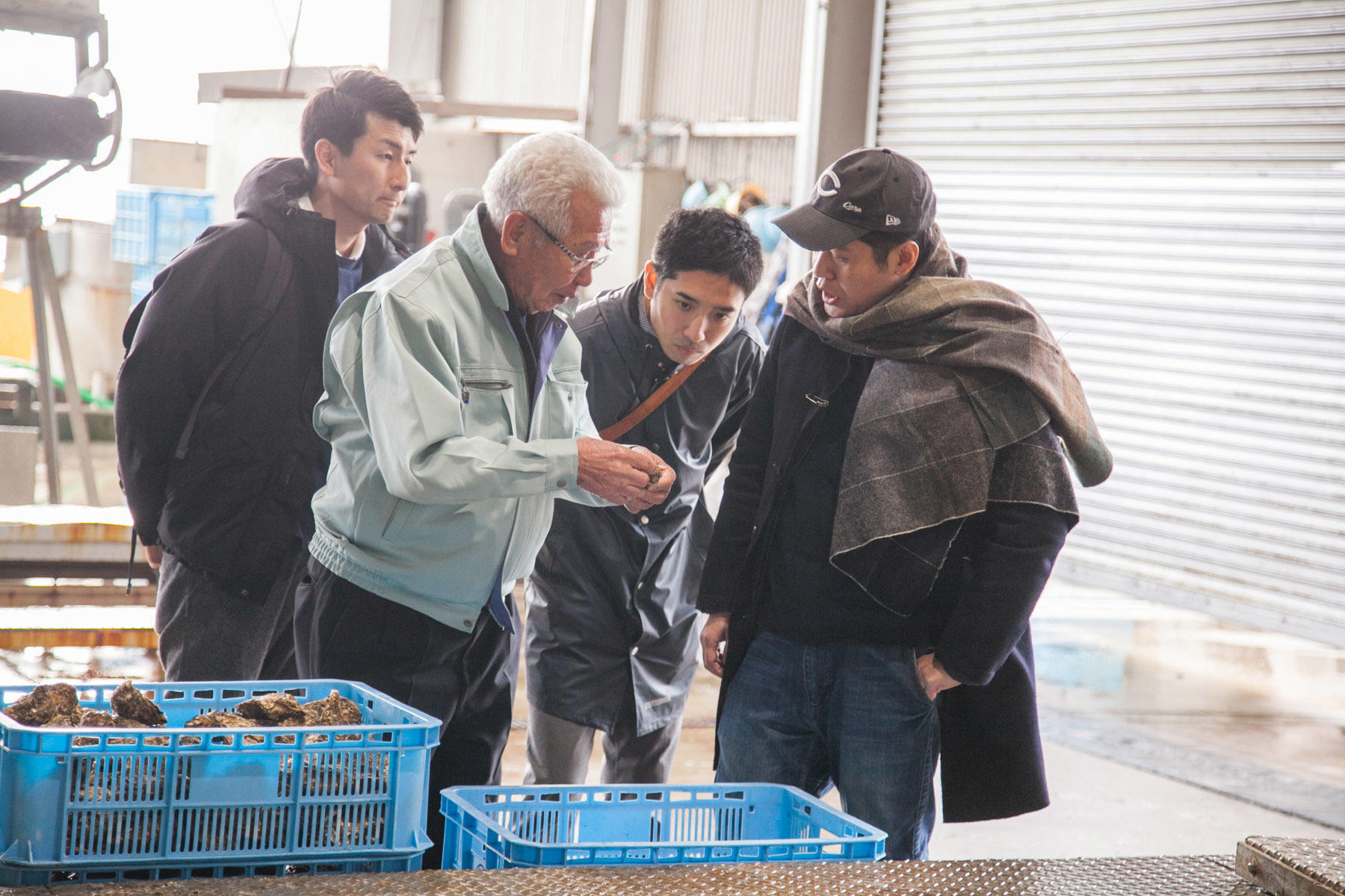 水域や漁場について説明を受ける樫村シェフ