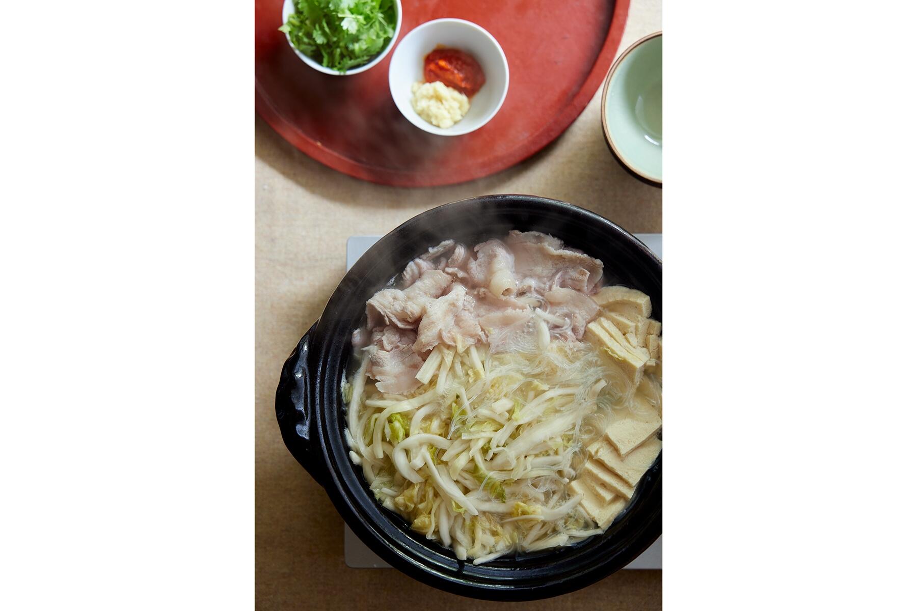 酸味と奥深い旨味がたまらない“発酵白菜と豚肉の鍋”