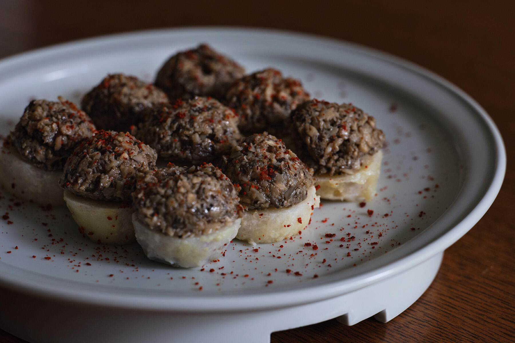 芳醇な香りの虜になる“蒸し里芋のきのこペーストのせ”