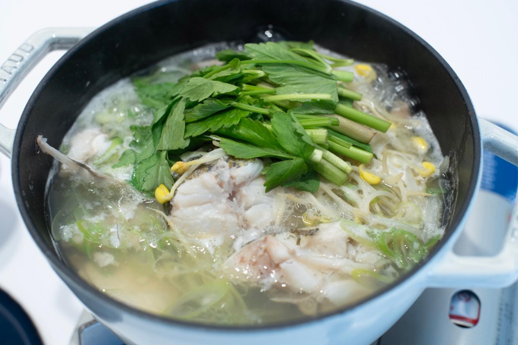 せりを加えて仕上げる