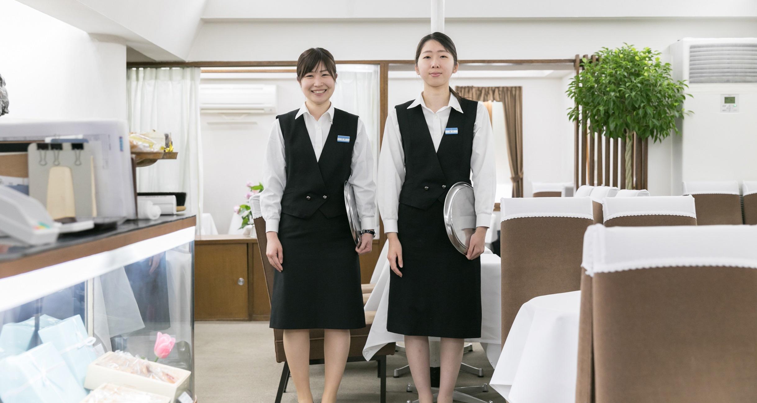 制服の女性ふたり