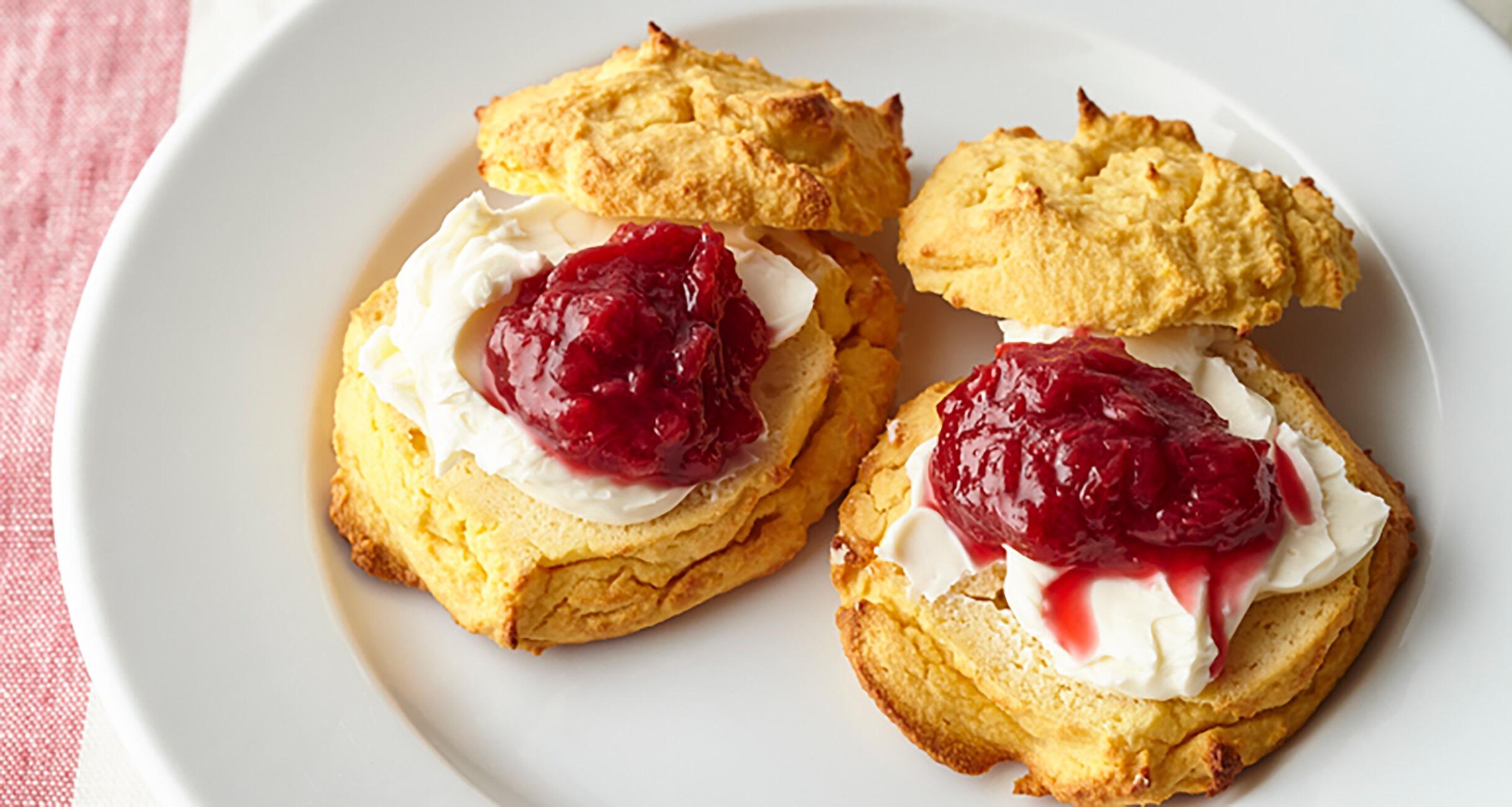 スコーンのルバーブジャム添え