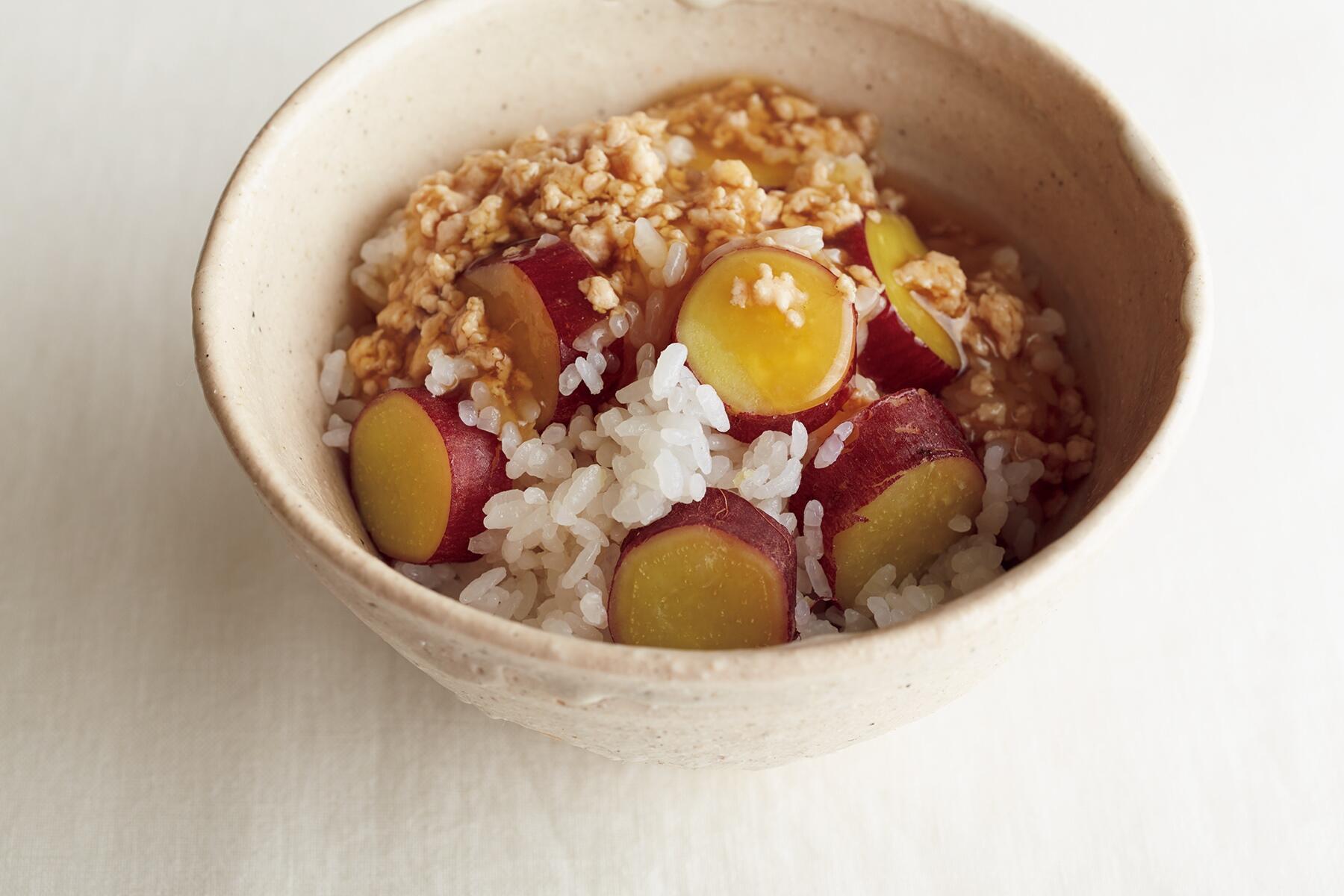 とろりとそぼろあんをかけた“さつまいもご飯”