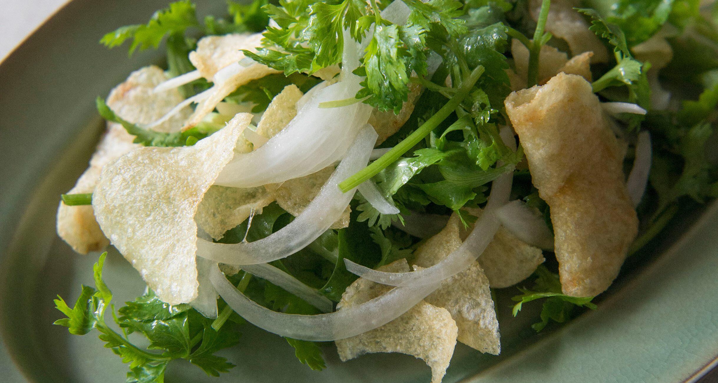 パクチーとポテトチップスのサラダ