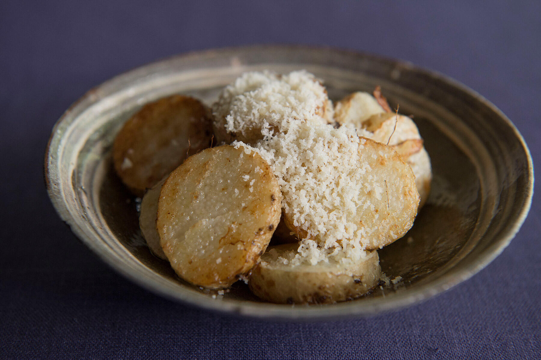 チーズの旨味が効いた“長いものフライパン焼き”