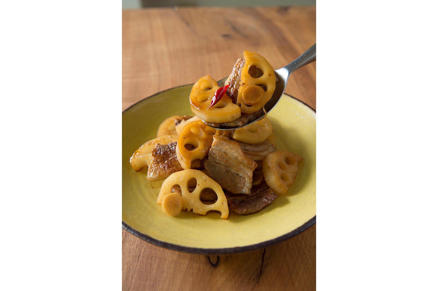 酢でコクが深まる“れんこんと豚肉の酢炒め”