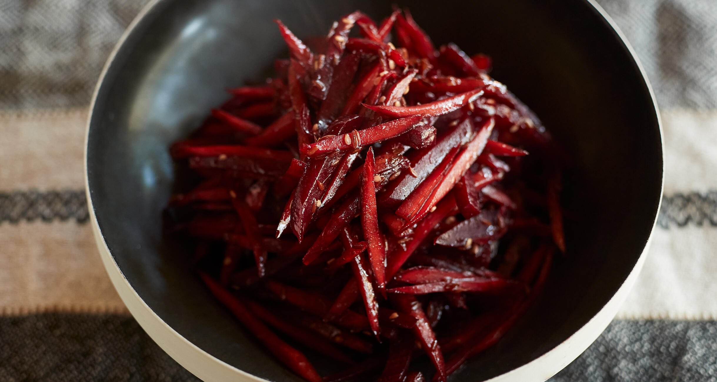 ごぼうとビーツのきんぴら