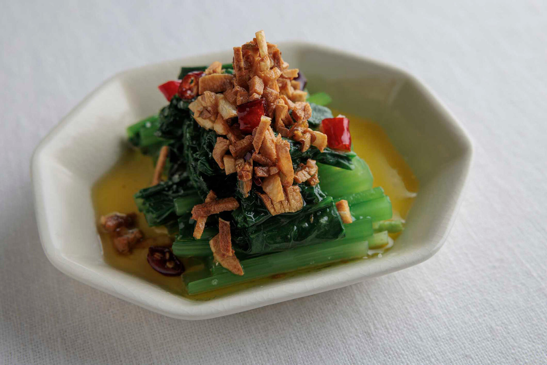 香ばしいオイルが決め手の“ゆで小松菜のカリカリにんにくオイルがけ”