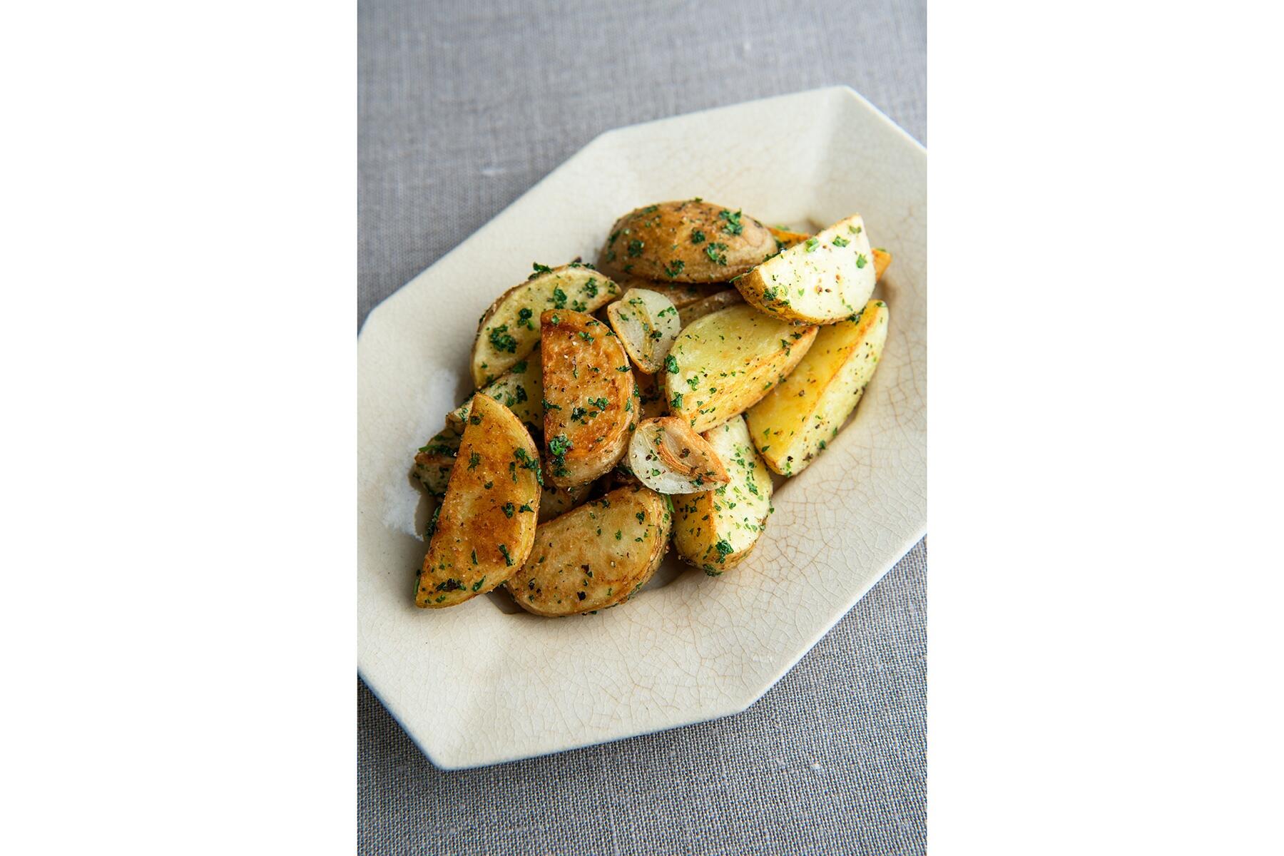 カリっと仕上げる“新じゃがのガーリックソテー”