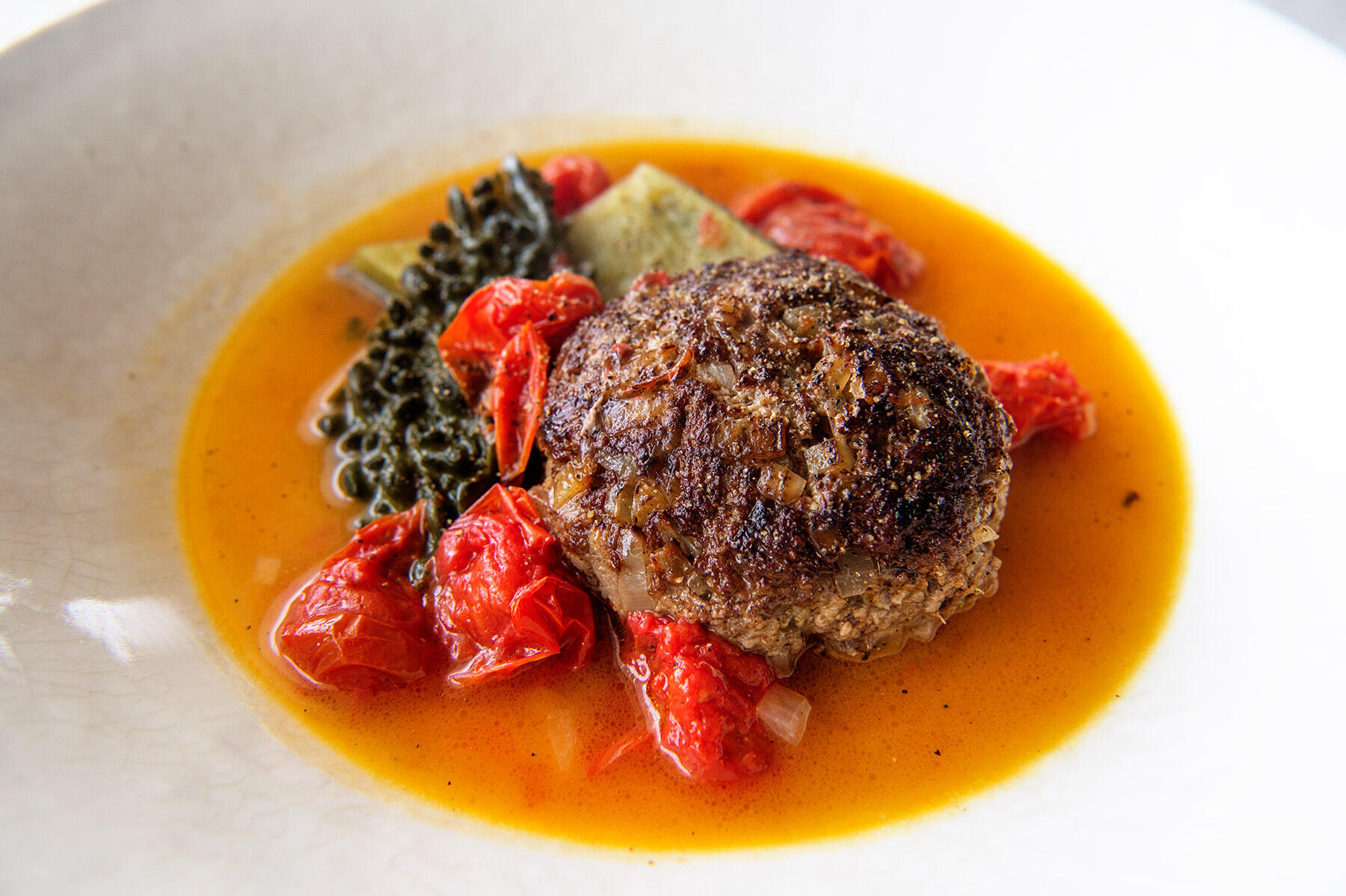 爽やかな野菜ソースがたまらない“ビーフハンバーグの夏野菜煮”